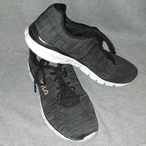 Black FILA tennis shoes size 8.5 women's. GUC